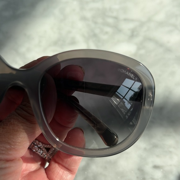 Chanel sunglasses - Picture 8 of 9